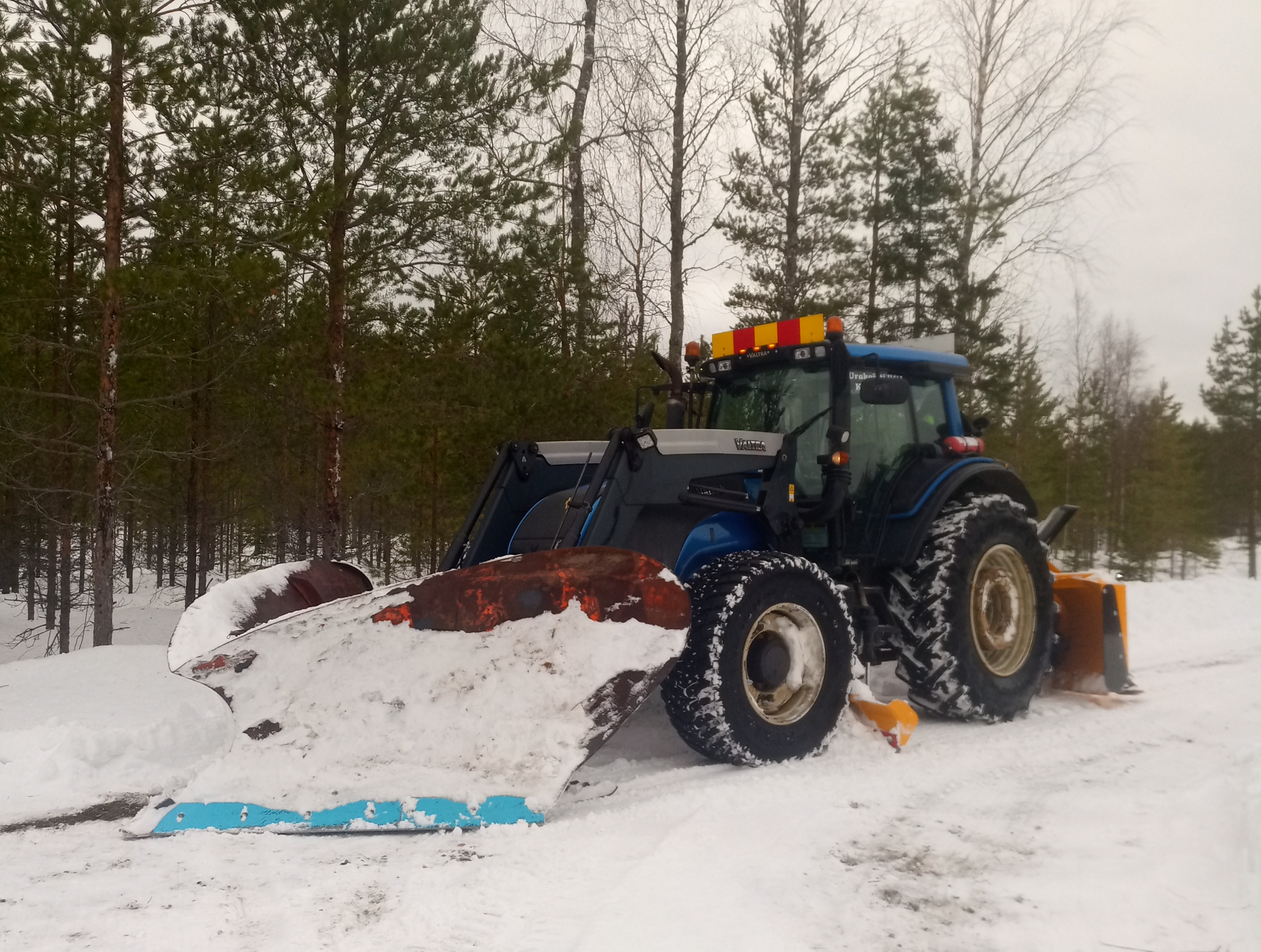 Traktoriurakointi — traktori auraamassa lumista tietä