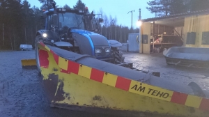 Auraussiipi ja urakointikalustoa pihamaalla hämärässä