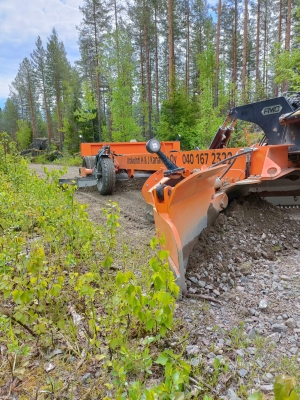 Tienhoitokalustoa metsätiellä