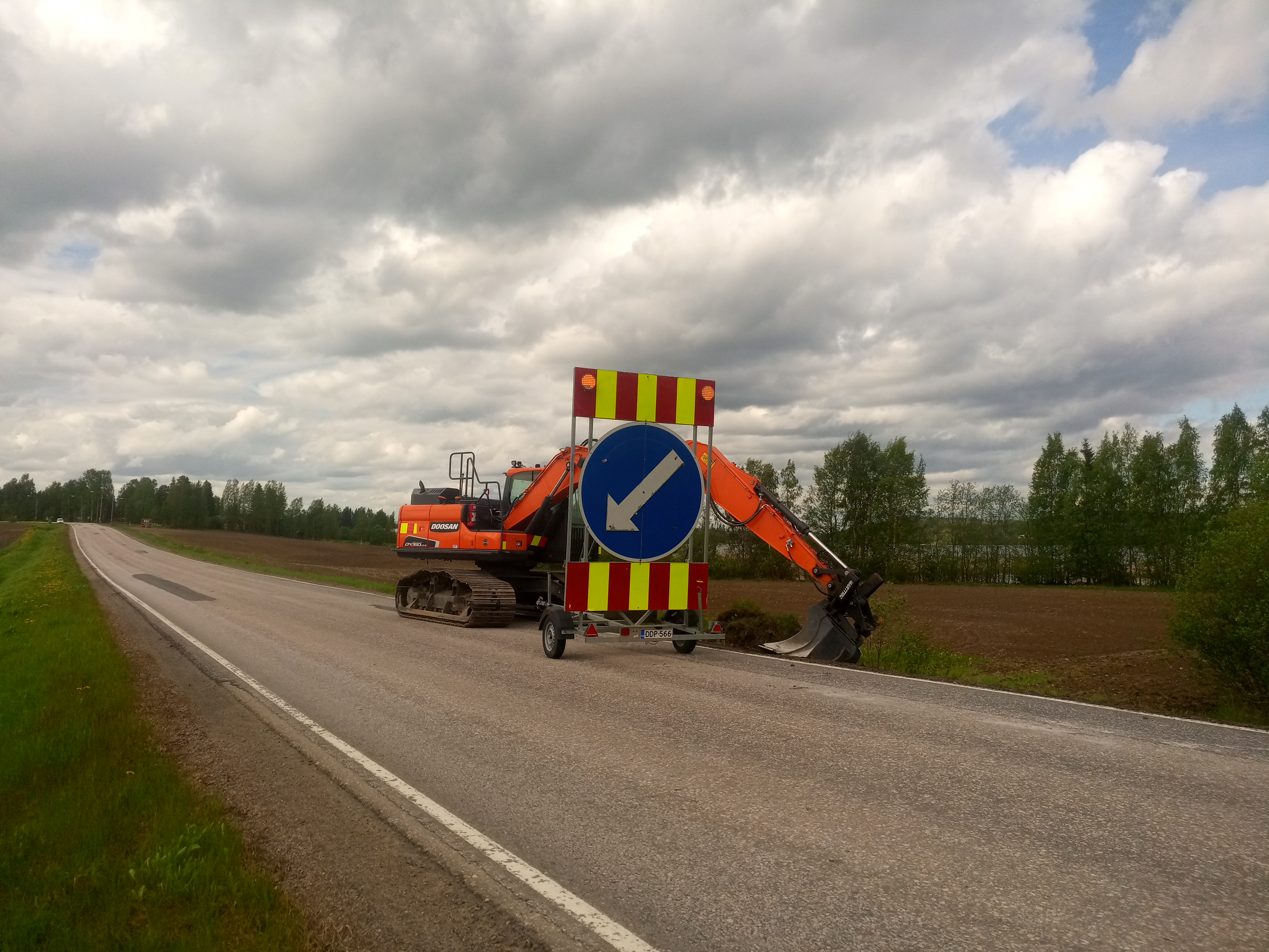 Kaivinkoneurakointi — kaivinkone tienvarsityömaalla